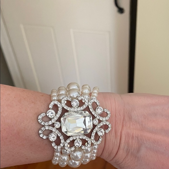 Paparazzi White Pearl and Silver Crystal stretch bracelet. - Picture 4 of 5